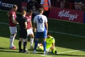 英乙球迷向对手球员扔椅子，自家主帅怒喷：丢人现眼，令人恶心