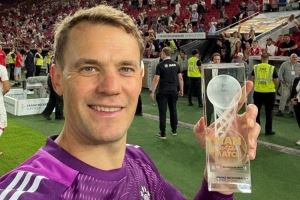 依旧是那个门神！诺伊尔社媒晒全场最佳球员奖杯