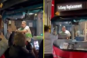 英媒：公交司机上班穿利物浦球衣被切尔西球迷围攻，之后他被解雇