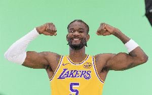 状态不错！艾顿半场4投3中得到6分5板2助 正负值+8