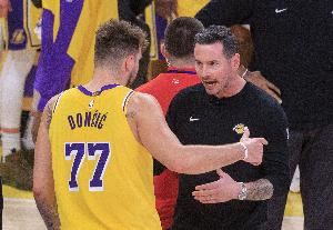 经典湖三崩！湖人3分多钟被勇士打了16-4 仅靠东契奇进了两个2+0图片